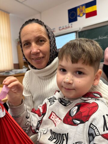 Atelier de Crăciun părinte–copil la Liceul Teoretic „Iorgu Vârnav Liteanu” din Liteni. Decorațiuni de Crăciun – conectare, colaborare și bucuria de a crea împreună