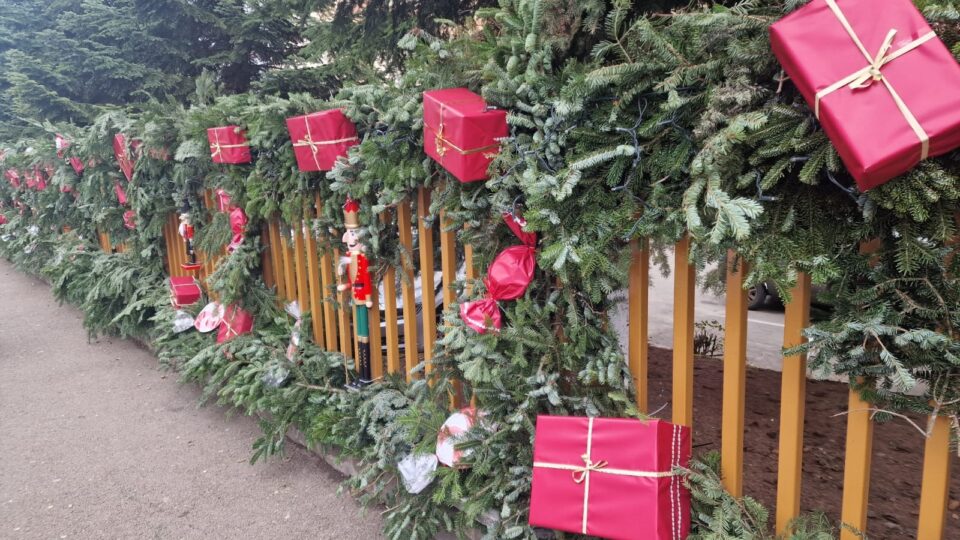 Decor spectaculos cu 50 de spărgători de nuci, cadouri și luminițe, la Colegiul „Spiru Haret” Suceava