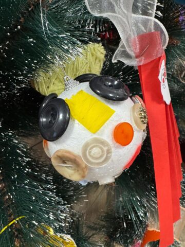 Atelier de Crăciun părinte–copil la Liceul Teoretic „Iorgu Vârnav Liteanu” din Liteni. Decorațiuni de Crăciun – conectare, colaborare și bucuria de a crea împreună