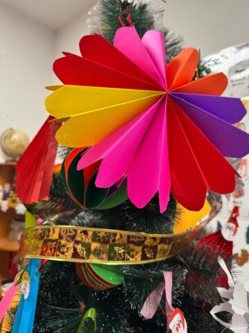 Atelier de Crăciun părinte–copil la Liceul Teoretic „Iorgu Vârnav Liteanu” din Liteni. Decorațiuni de Crăciun – conectare, colaborare și bucuria de a crea împreună