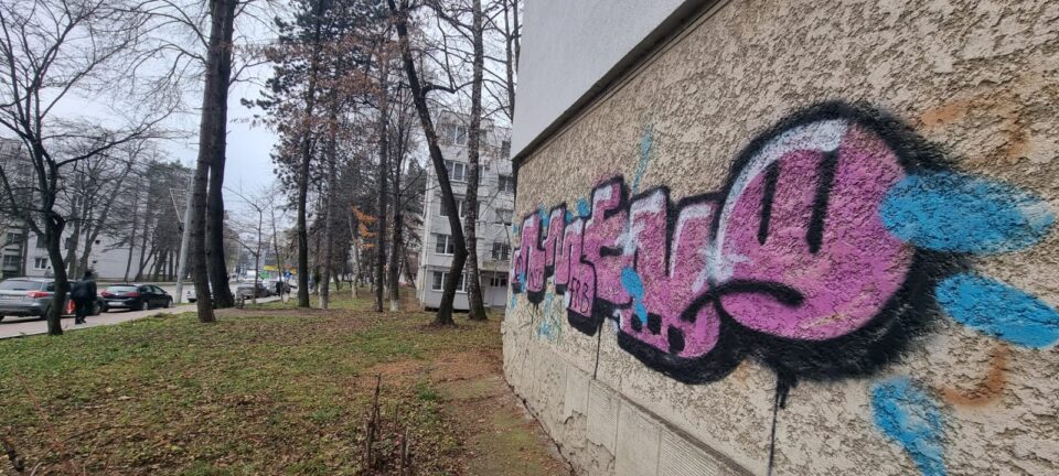 Un minor a luat la rând blocuri din Suceava și le-a mâzgălit. A fost prins, amendat, dar locatarii așteaptă și refacerea fațadelor