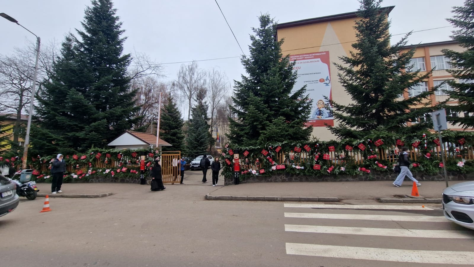 Decor spectaculos cu 50 de spărgători de nuci, cadouri și luminițe, la Colegiul „Spiru Haret” Suceava