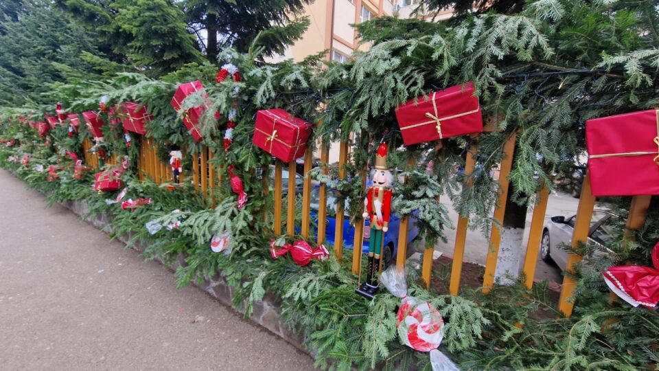 Decor spectaculos cu 50 de spărgători de nuci, cadouri și luminițe, la Colegiul „Spiru Haret” Suceava