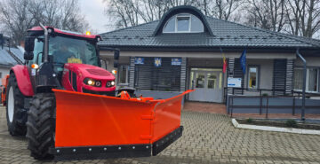 Primăria Cornu Luncii și-a modernizat parcul auto cu un nou tractor multifuncțional, pentru deszăpeziri și echipament pentru cosit iarba