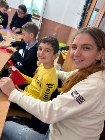 Atelier de Crăciun părinte–copil la Liceul Teoretic „Iorgu Vârnav Liteanu” din Liteni. Decorațiuni de Crăciun – conectare, colaborare și bucuria de a crea împreună