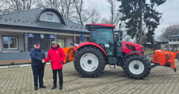 Primăria Cornu Luncii și-a modernizat parcul auto cu un nou tractor multifuncțional, pentru deszăpeziri și echipament pentru cosit iarba