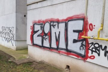 Un minor a luat la rând blocuri din Suceava și le-a mâzgălit. A fost prins, amendat, dar locatarii așteaptă și refacerea fațadelor Un minor a luat la rând blocuri din Suceava și le-a mâzgălit. A fost prins, amendat, dar locatarii așteaptă și refacerea fațadelor