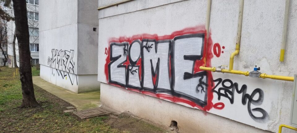 Un minor a luat la rând blocuri din Suceava și le-a mâzgălit. A fost prins, amendat, dar locatarii așteaptă și refacerea fațadelor