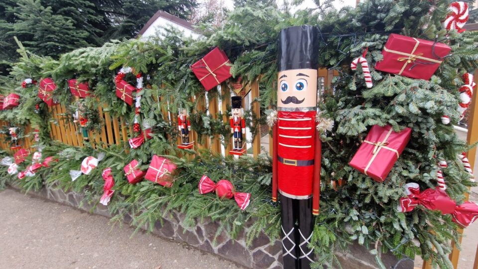 Decor spectaculos cu 50 de spărgători de nuci, cadouri și luminițe, la Colegiul „Spiru Haret” Suceava