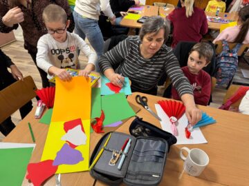 Atelier de Crăciun părinte–copil la Liceul Teoretic „Iorgu Vârnav Liteanu” din Liteni. Decorațiuni de Crăciun – conectare, colaborare și bucuria de a crea împreună