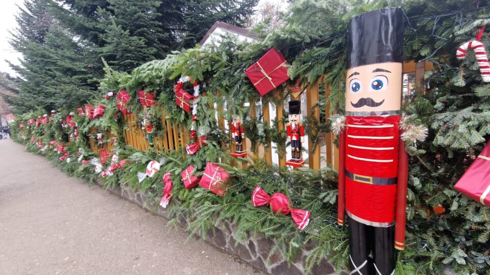 Decor spectaculos cu 50 de spărgători de nuci, cadouri și luminițe, la Colegiul „Spiru Haret” Suceava