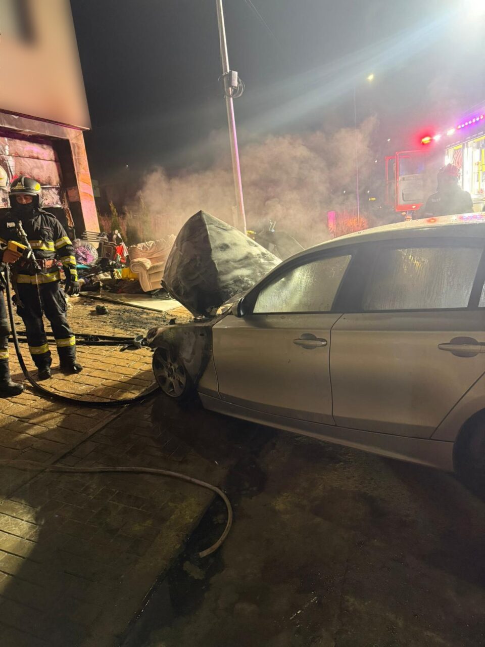 Incendiu la o mașină, extins și la garaj și la peretele casei, în cartierul Europa din Suceava Incendiu la o mașină, extins și la garaj și la peretele casei, în cartierul Europa din Suceava