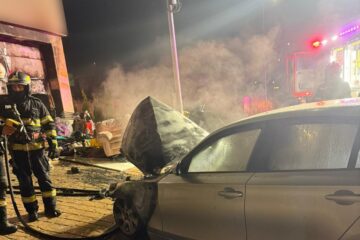 Incendiu la o mașină, extins și la garaj și la peretele casei, în cartierul Europa din Suceava Incendiu la o mașină, extins și la garaj și la peretele casei, în cartierul Europa din Suceava