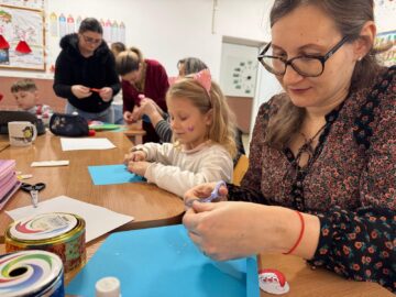 Atelier de Crăciun părinte–copil la Liceul Teoretic „Iorgu Vârnav Liteanu” din Liteni. Decorațiuni de Crăciun – conectare, colaborare și bucuria de a crea împreună