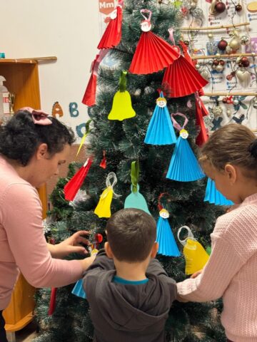 Atelier de Crăciun părinte–copil la Liceul Teoretic „Iorgu Vârnav Liteanu” din Liteni. Decorațiuni de Crăciun – conectare, colaborare și bucuria de a crea împreună