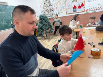 Atelier de Crăciun părinte–copil la Liceul Teoretic „Iorgu Vârnav Liteanu” din Liteni. Decorațiuni de Crăciun – conectare, colaborare și bucuria de a crea împreună