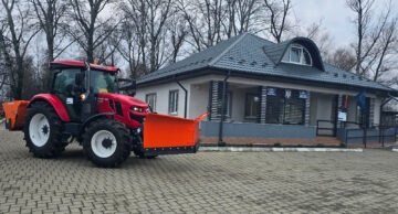 Primăria Cornu Luncii și-a modernizat parcul auto cu un nou tractor multifuncțional, pentru deszăpeziri și echipament pentru cosit iarba
