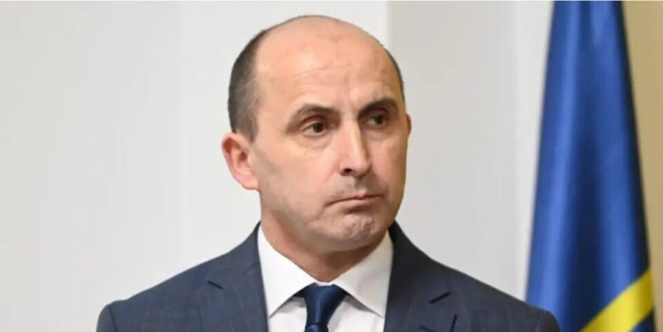 Un bărbat care l-a scuipat și l-a lovit cu pumnul pe primarul din Bosanci, condamnat pentru ultraj