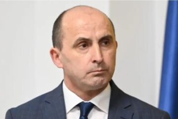 Un bărbat care l-a scuipat și l-a lovit cu pumnul pe primarul din Bosanci, condamnat pentru ultraj Un bărbat care l-a scuipat și l-a lovit cu pumnul pe primarul din Bosanci, condamnat pentru ultraj