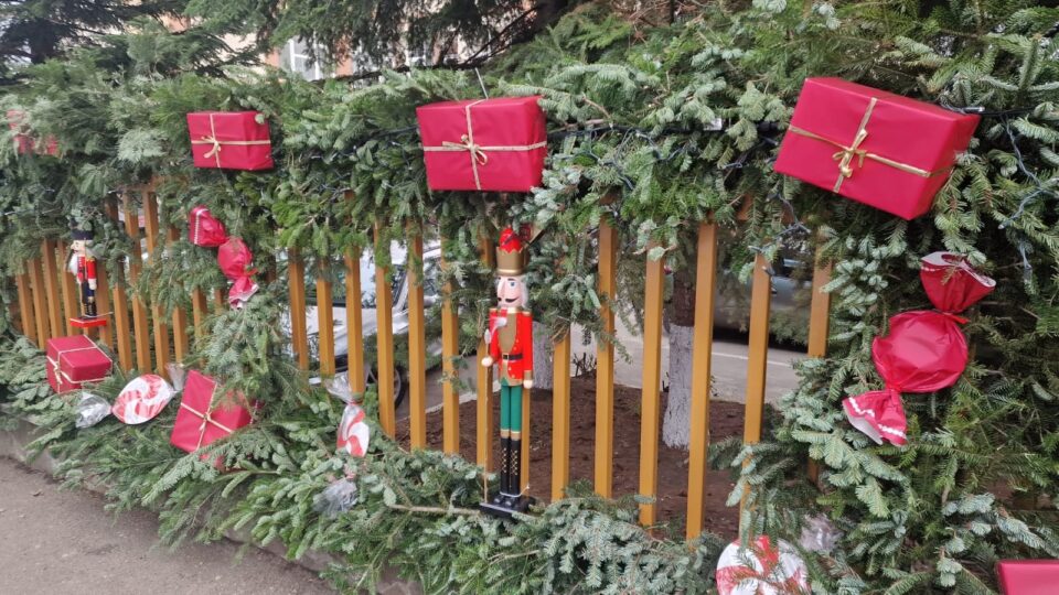 Decor spectaculos cu 50 de spărgători de nuci, cadouri și luminițe, la Colegiul „Spiru Haret” Suceava