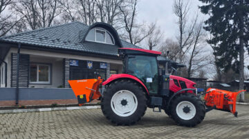 Primăria Cornu Luncii și-a modernizat parcul auto cu un nou tractor multifuncțional, pentru deszăpeziri și echipament pentru cosit iarba