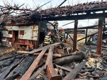 Două persoane au avut nevoie de îngrijiri medicale în urma unui puternic incendiu