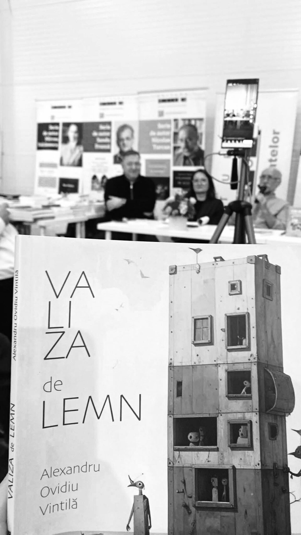Poetul și eseistul Ovidiu Vintilă și-a lansat cel mai recent volum, „Valiza de lemn”, la Târgul de Carte Gaudeamus