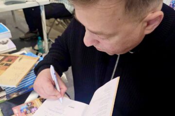 Poetul și eseistul Ovidiu Vintilă și-a lansat cel mai recent volum, „Valiza de lemn”, la Târgul de Carte Gaudeamus Poetul și eseistul Ovidiu Vintilă și-a lansat cel mai recent volum, „Valiza de lemn”, la Târgul de Carte Gaudeamus