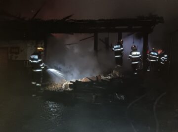 Două persoane au avut nevoie de îngrijiri medicale în urma unui puternic incendiu