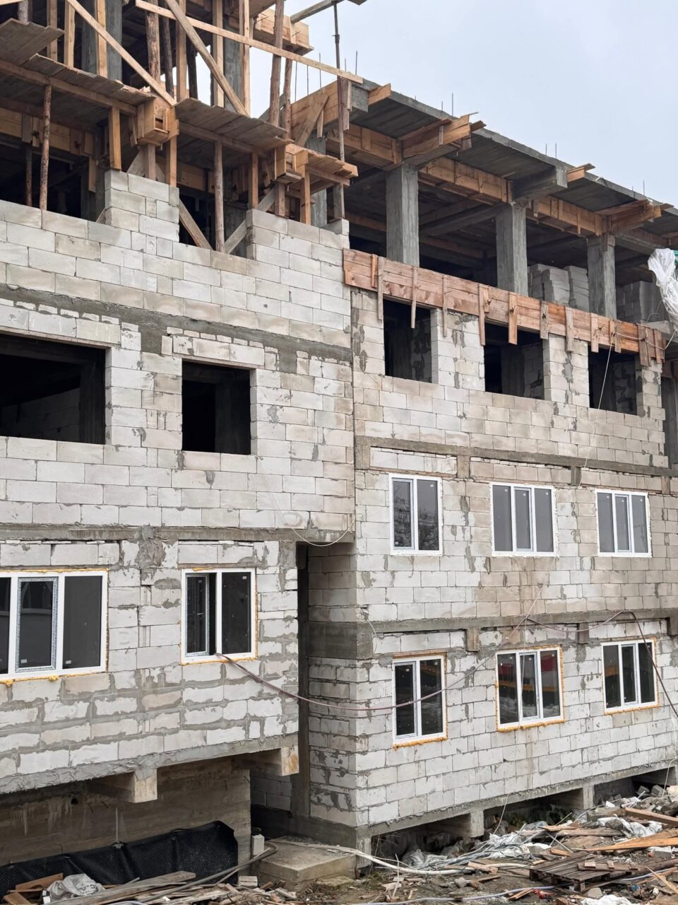 Bloc cu 4 etaje, depistat de Primăria Suceava că este construit ilegal