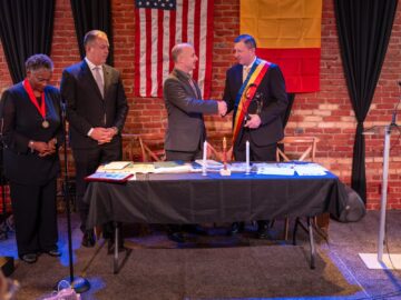 Înfrățirea dintre Suceava și Lansing, capitala Statului Michigan, semnată în SUA, de viceprimarul Daniel Ungurian