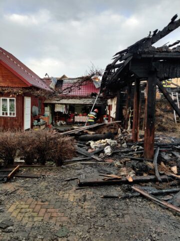 Două persoane au avut nevoie de îngrijiri medicale în urma unui puternic incendiu