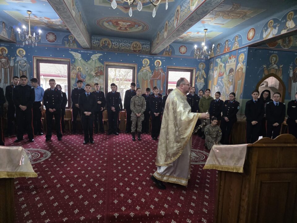 Sfânta Liturghie oficiată pentru elevii Colegiului Național Militar Câmpulung Moldovenesc Sfânta Liturghie oficiată pentru elevii Colegiului Național Militar Câmpulung Moldovenesc