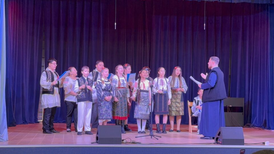 100 de copii și tineri, prezenți la a XVII-a ediție a Concertului de colinde organizat de Asociația  „Sfântul Mitropolit Dosoftei”