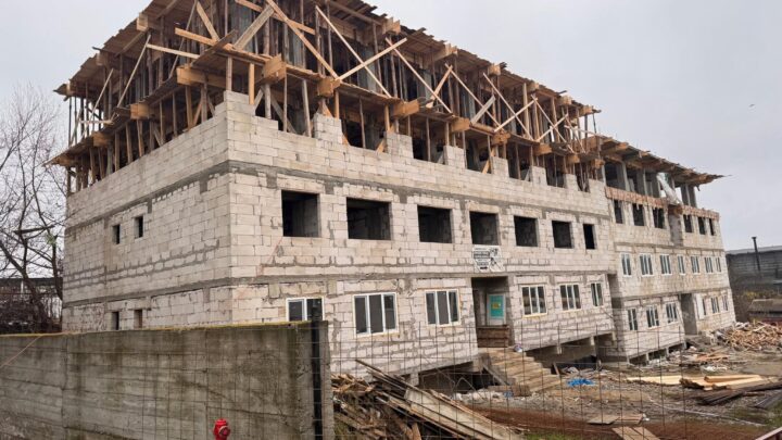 Bloc cu 4 etaje, depistat de Primăria Suceava că este construit ilegal
