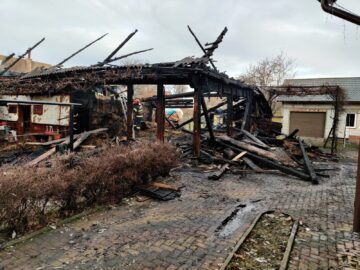 Două persoane au avut nevoie de îngrijiri medicale în urma unui puternic incendiu