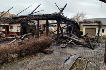 Două persoane au avut nevoie de îngrijiri medicale în urma unui puternic incendiu Două persoane au avut nevoie de îngrijiri medicale în urma unui puternic incendiu