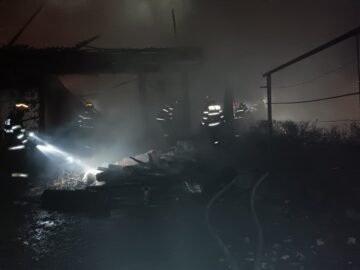 Două persoane au avut nevoie de îngrijiri medicale în urma unui puternic incendiu