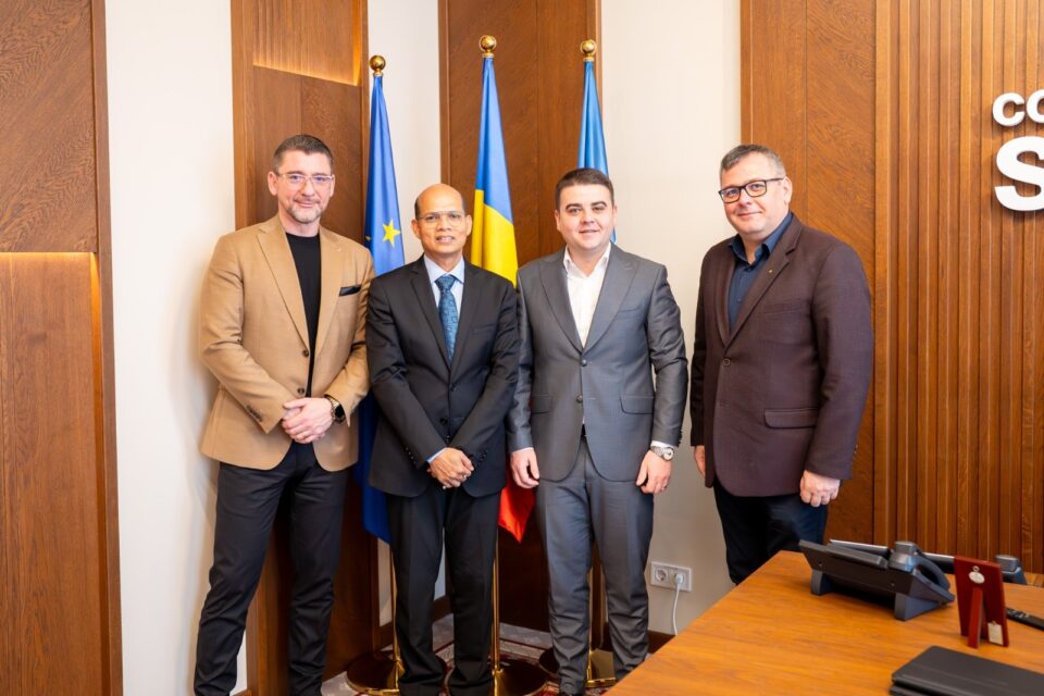 Prefectul Traian Andronachi, E.S. Dr. Manoj Kumar Mohapatra, președintele Gheorghe Șoldan și vicepreședintele Nicolae Robu