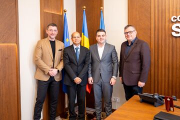 Prefectul Traian Andronachi, E.S. Dr. Manoj Kumar Mohapatra, președintele Gheorghe Șoldan și vicepreședintele Nicolae Robu Prefectul Traian Andronachi, E.S. Dr. Manoj Kumar Mohapatra, președintele Gheorghe Șoldan și vicepreședintele Nicolae Robu