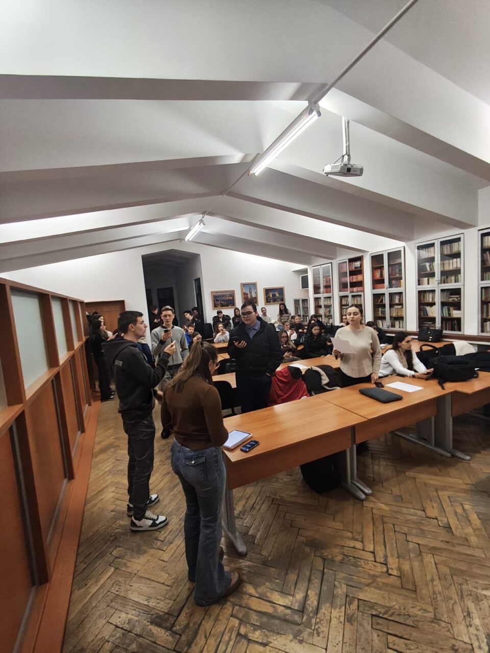 Concert de colinde susținut de studenții de la Facultatea de Litere și Științe ale Comunicării, în beneficiul bunicilor din căminul de la Solca