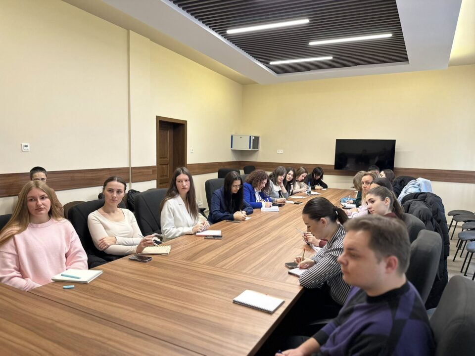 Prefectul de Suceava, Traian Andronachi, în dialog cu studenții de la Comunicare și Relații Publice, din cadrul USV