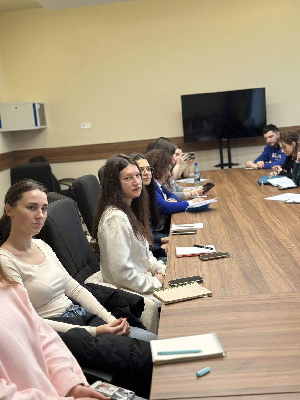 Prefectul de Suceava, Traian Andronachi, în dialog cu studenții de la Comunicare și Relații Publice, din cadrul USV