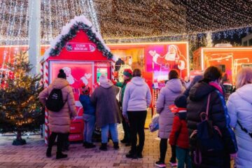 Caravana Coca-Cola sosește la Suceava, pe esplanada din Centru Caravana Coca-Cola sosește la Suceava, pe esplanada din Centru
