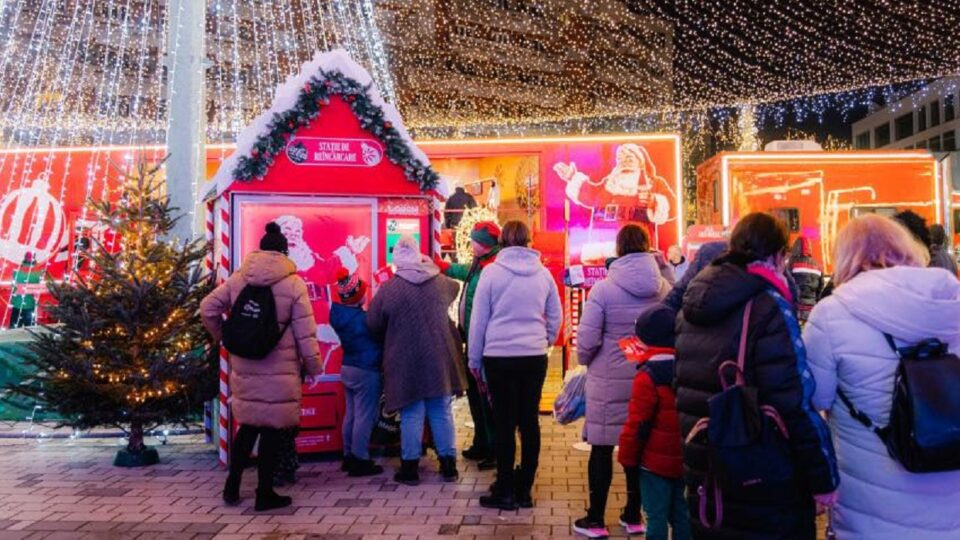 Caravana Coca-Cola sosește la Suceava, pe esplanada din Centru Caravana Coca-Cola sosește la Suceava, pe esplanada din Centru