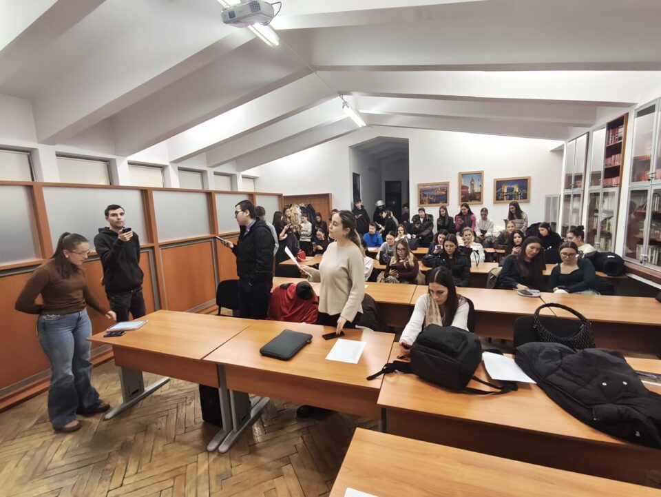 Concert de colinde susținut de studenții de la Facultatea de Litere și Științe ale Comunicării, în beneficiul bunicilor din căminul de la Solca Concert de colinde susținut de studenții de la Facultatea de Litere și Științe ale Comunicării, în beneficiul bunicilor din căminul de la Solca