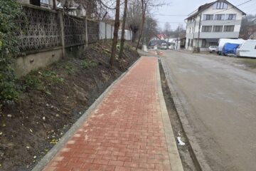 Trotuar construit inclusiv cu ziduri de sprijin pe o stradă din Ipotești Trotuar construit inclusiv cu ziduri de sprijin pe o stradă din Ipotești