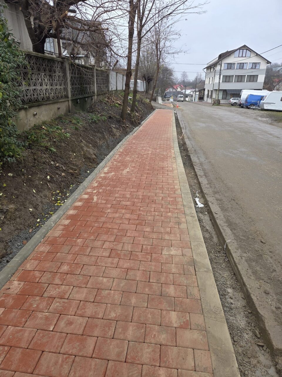 Trotuar construit inclusiv cu ziduri de sprijin pe o stradă din Ipotești Trotuar construit inclusiv cu ziduri de sprijin pe o stradă din Ipotești