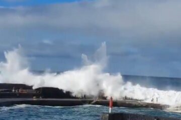 Femeia trasă în larg de un val, dintr-o piscină naturală din Tenerife, originară din Liteni Femeia trasă în larg de un val, dintr-o piscină naturală din Tenerife, originară din Liteni