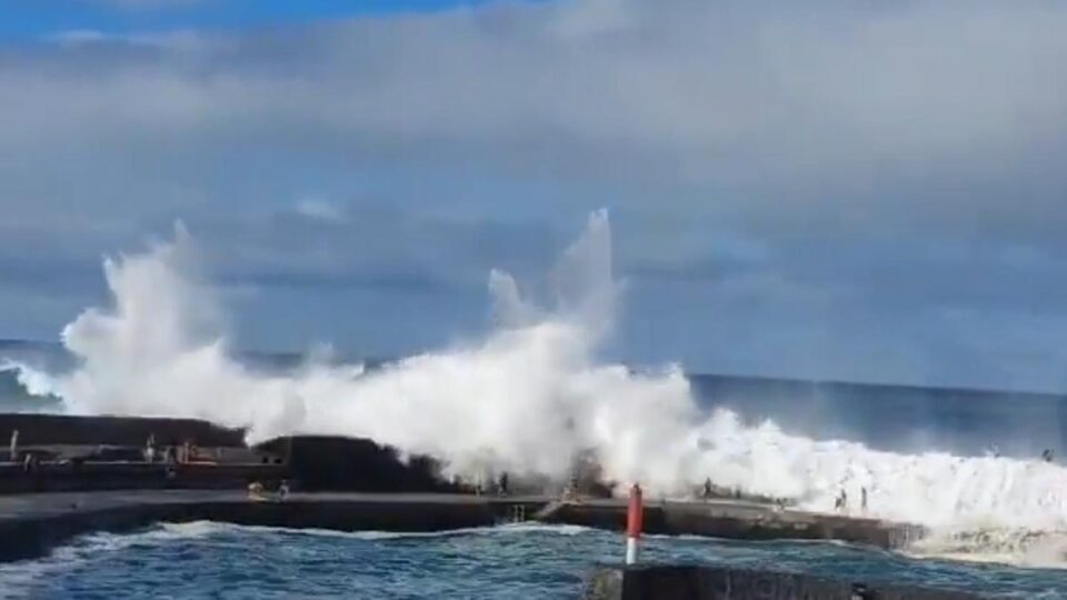 Femeia trasă în larg de un val, dintr-o piscină naturală din Tenerife, originară din Liteni Femeia trasă în larg de un val, dintr-o piscină naturală din Tenerife, originară din Liteni